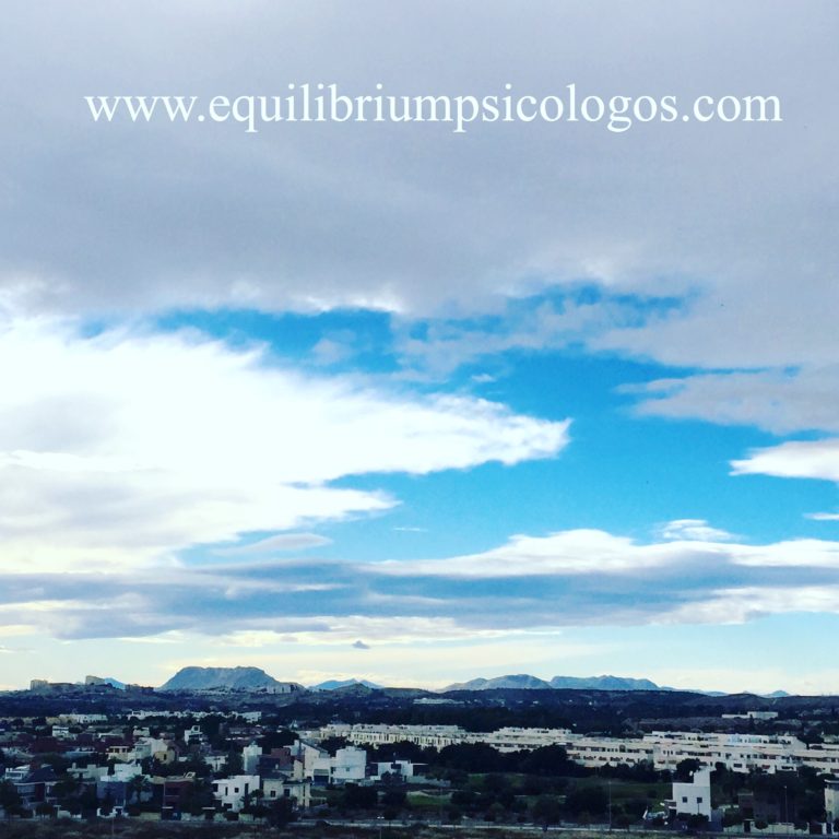 Paisaje de cielo azul con nuves y frase www.equilibriumpsicologos.com