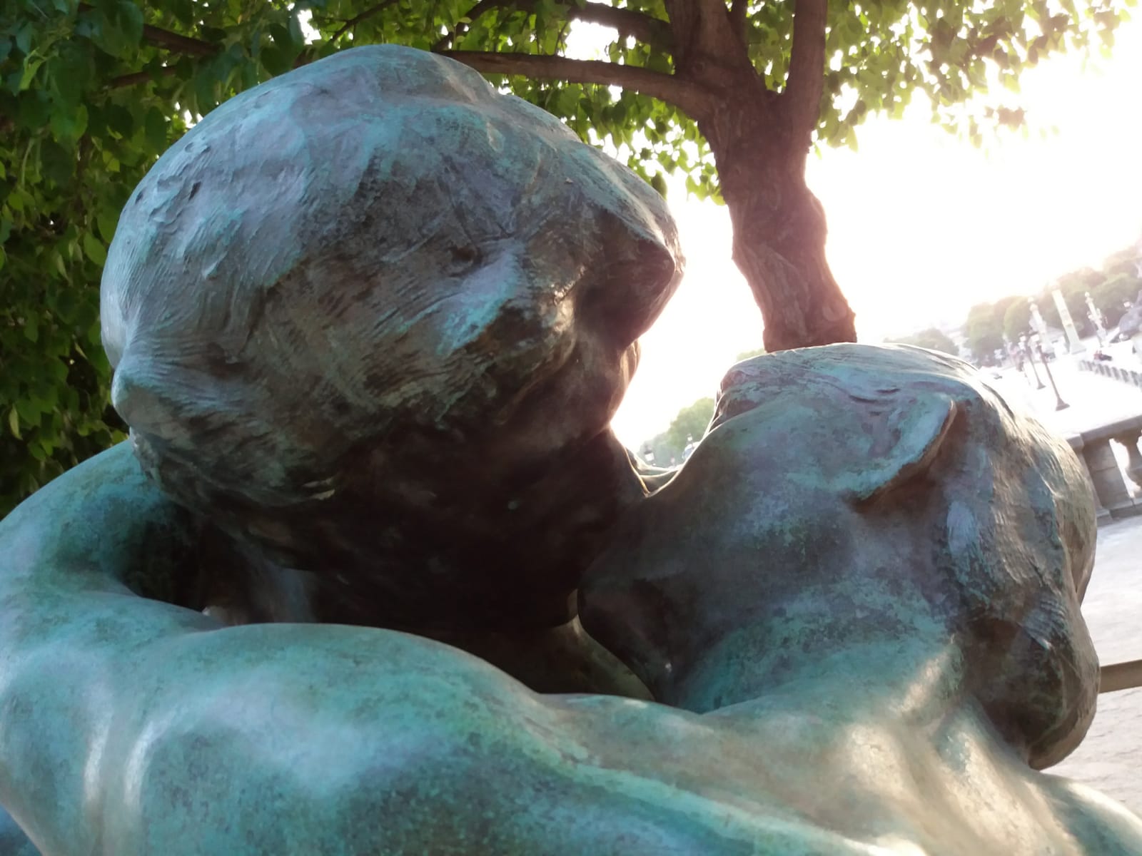 Escultura Rodin El Beso. Una pareja dandose un beso apasionado