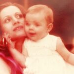 Mamá y bebé sonriendo felices