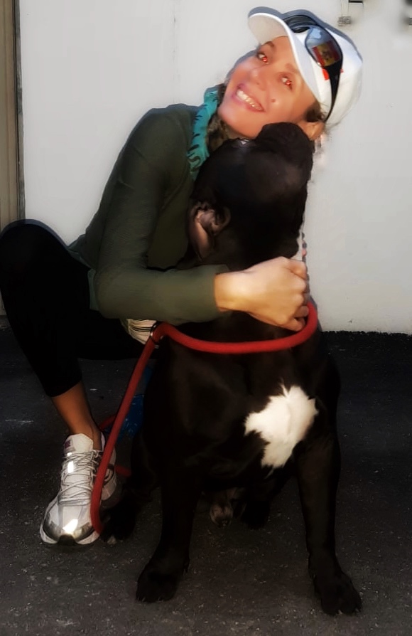 Mujer abrazando perro