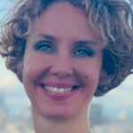 Mujer sonriendo Dr. Carolina Diez Jorge - International Psychologist & Mindset coach