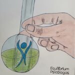 Dibujo de una mano sujetando una probeta con un liquido verde y dentro el logo de Equilibrium Psicólogos