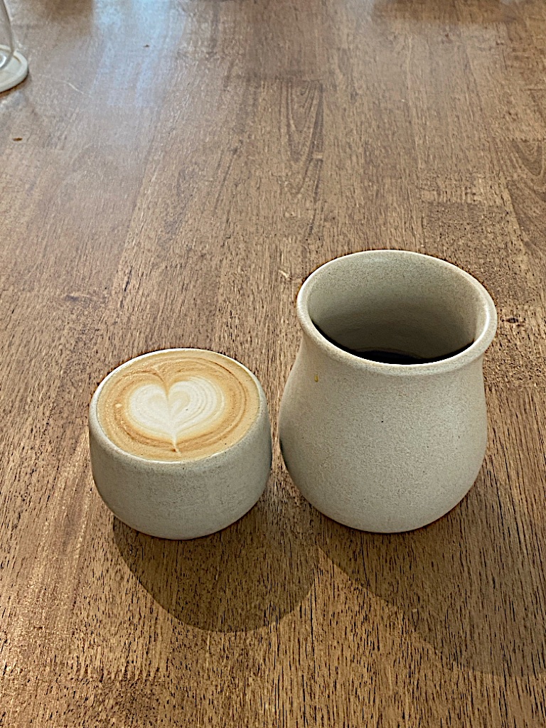 Cafe de especialidad con un dibujo de un corazón