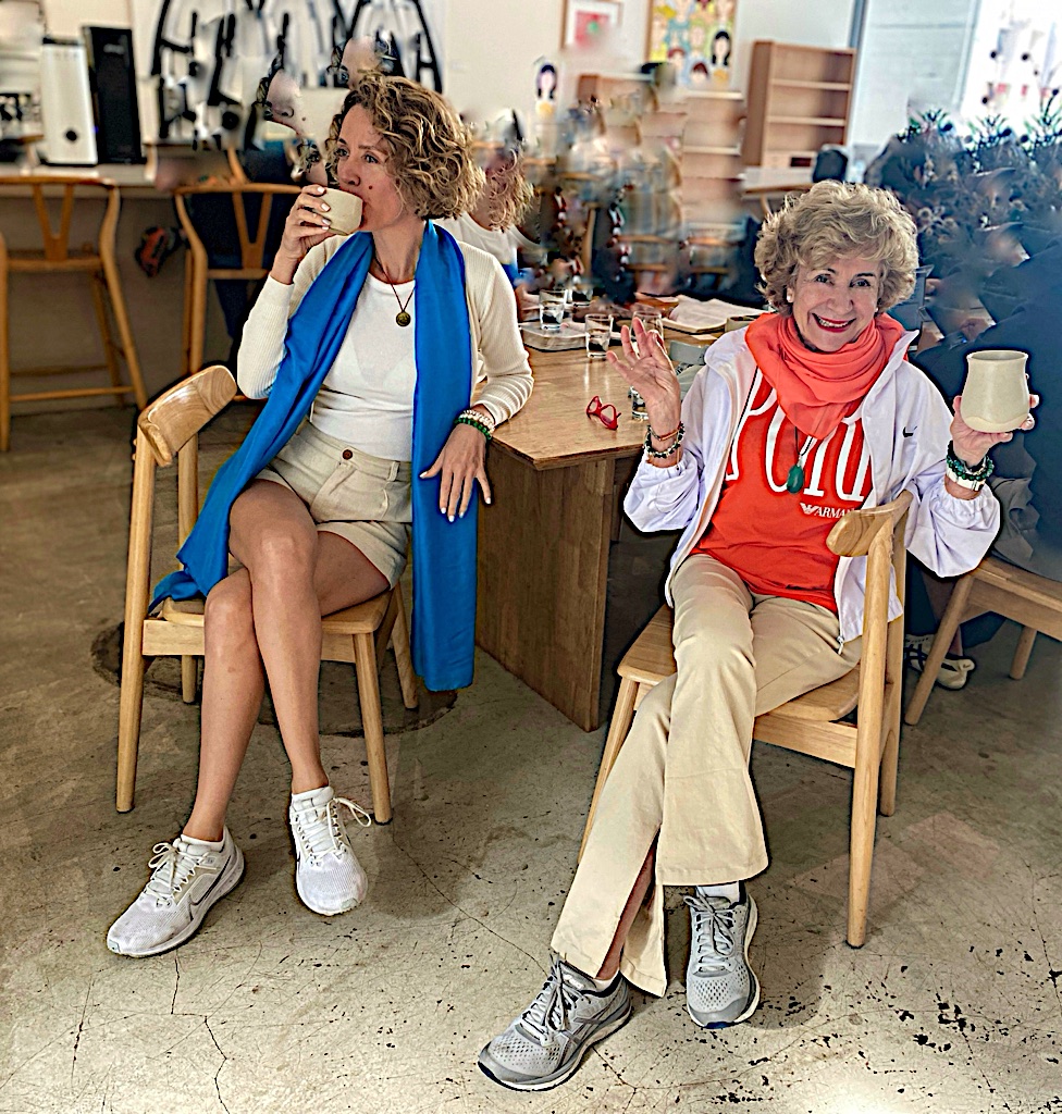 Dos mujeres disfrutando de cafes de especialidad